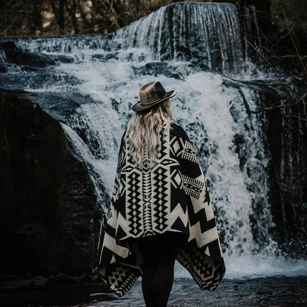 Awa Throw Blanket - Natural / Black - Retreat Home Furniture